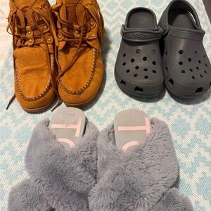 Bundle fringed moccasins,TOMS Fuzzy Crisscross Slide Slippers and BLK CROCS.